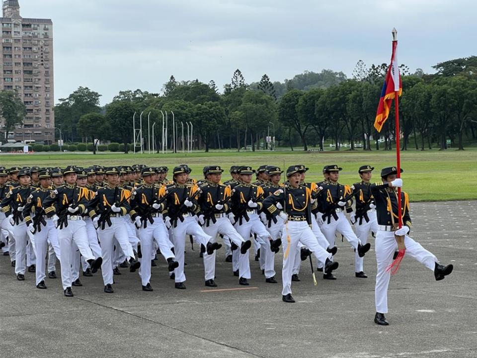 陸軍官校女性官校生首次編成正步連實施校閱，共有2個正步連，參加陸軍百年校慶分列式，圖為今年6月6日第一次預校畫面。（資料照，呂昭隆攝）