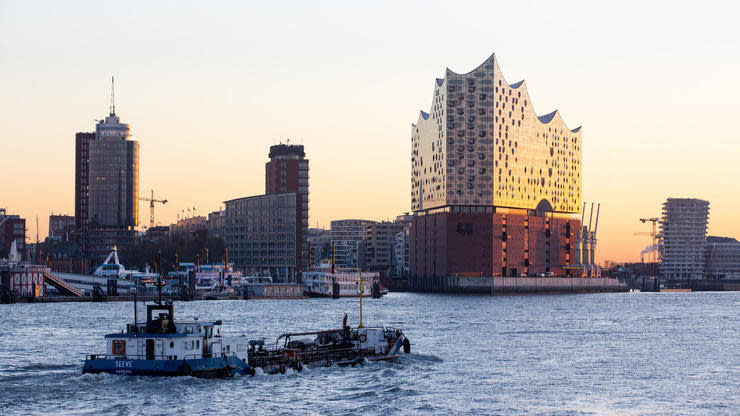 Die Elbphilharmonie sorgt in Hamburg nach jahrelanger Skepsis plötzlich für gewaltige Euphorie. Der Bau soll den Hanseaten den Weltstadt-Status sichern. Das ist übertrieben – nicht zuletzt wegen der gewaltigen Kosten.