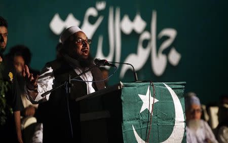 Hafiz Saeed, head of the Jamaat-ud-Dawa organisation and founder of Lashkar-e-Taiba, gestures while addressing his supporters during a convention in Karachi May 25, 2014. REUTERS/Akhtar Soomro/Files