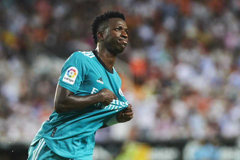 Vinícius celebra el gol que marcó en el partido frente al Valencia esta temporada. (Foto: Maria Jose Segovia / DeFodi Images / Getty Images).