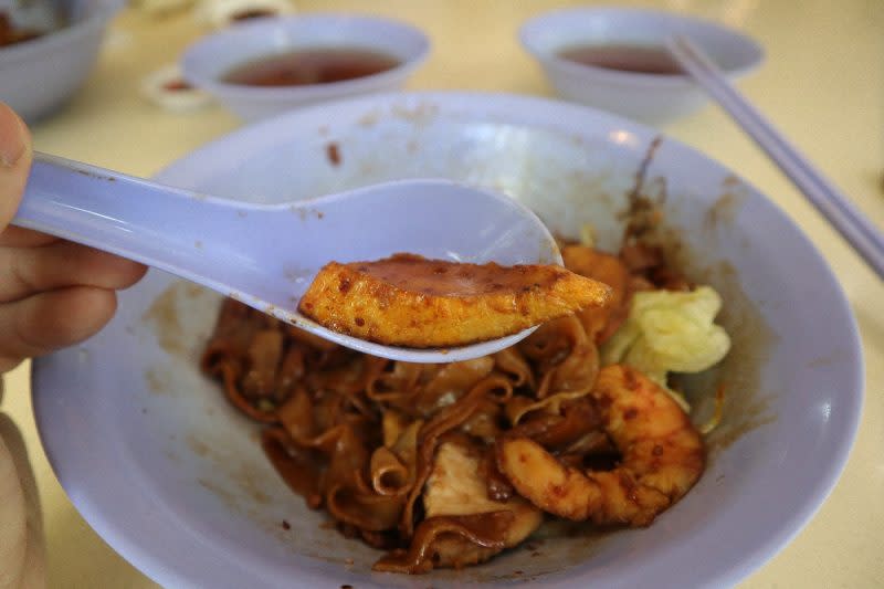 chin choon prawn noodle - closeup of fishcake