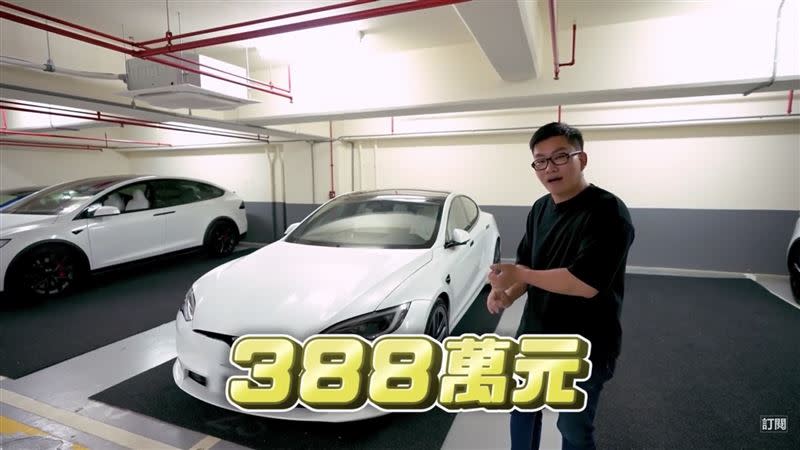 Joeman 8月中來到特斯拉交車中心，砸388萬購入人生第一台電動車Model S Plaid。（圖／翻攝自Joeman YouTube）