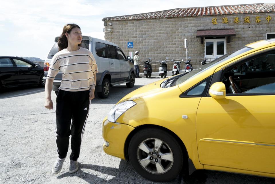 曹芷屏的父親以前開計程車接送阿兵哥，而現在曹芷屏則是開她父親的計程車接送遊客。曹芷屏小時候在營區被阿兵哥帶大的獨特經歷，具體而微的呈現東莒離島『軍民一家』、『同島一命』的時代精神。   圖：張良一/攝