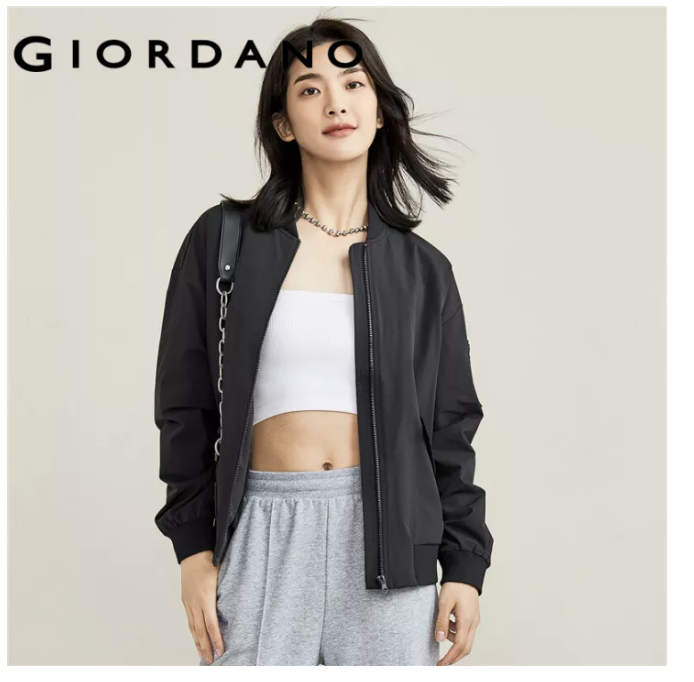 A model wears a black Giordano jacket.