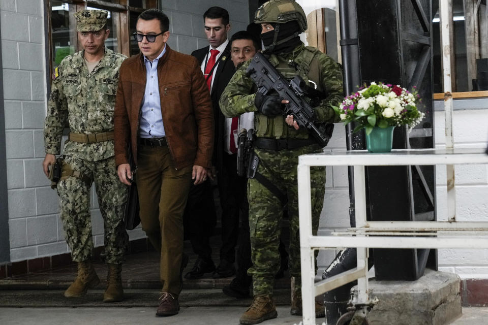 El presidente ecuatoriano, Daniel Noboa, a su llegada a un evento con jóvenes en El Quinche, Ecuador, el lunes 8 de abril de 2024. (AP Foto/Dolores Ochoa)