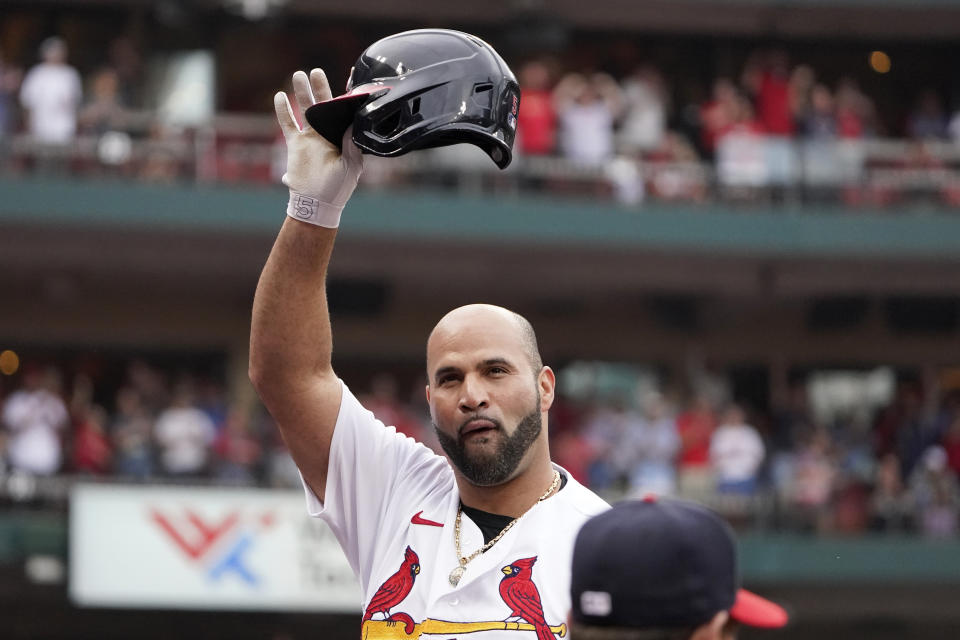 El dominicano Albert Pujols, de los Cardenales de San Luis, se quita el casco para agradecer los aplausos tras conectar un jonrón ante los Cachorros de Chicago, el domingo 4 de septiembre de 2022 (AP Foto/Jeff Roberson)