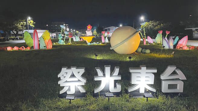 台東光祭13件作品在知本溫泉區展出，部分民眾認為動線不佳及太暗，台東縣府回應動線與去年相同。（蔡旻妤攝）