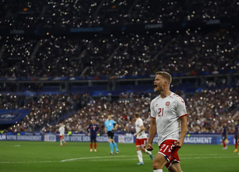 Foto del viernes del danés Andreas Cornelius celebrando tras marcar el primer gol en el triunfo ante Francia como visitante