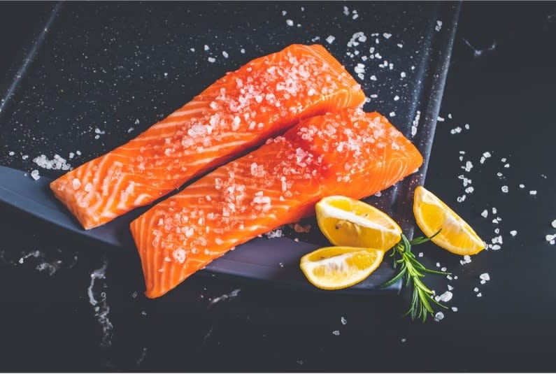 <strong>▲</strong>鮭魚富含Omega-3脂肪酸以及多酚類，有助於體內降低發炎情形。