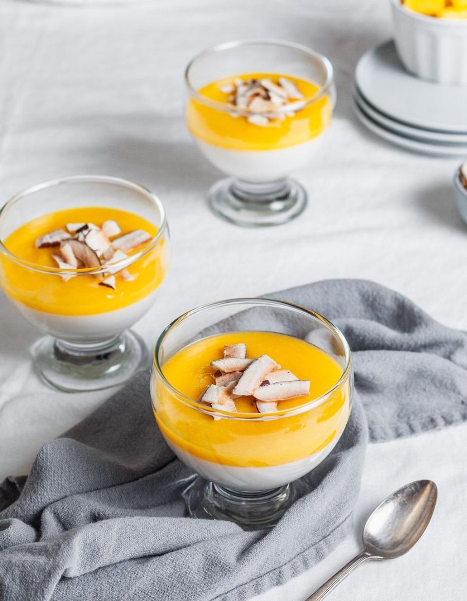 Panna cotta vegan à la noix de coco et gelée de mangue