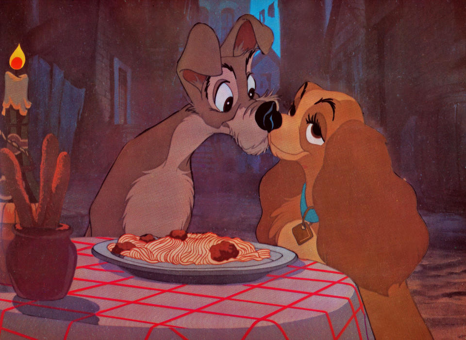 Kino. The Lady and The Tramp, aka: Susi und Strolch, USA, 1955, Zeichentrickfilm, Regie: Clyde Geronimi, Darsteller: Susi und Strolch küssen sich. (Photo by FilmPublicityArchive/United Archives via Getty Images)