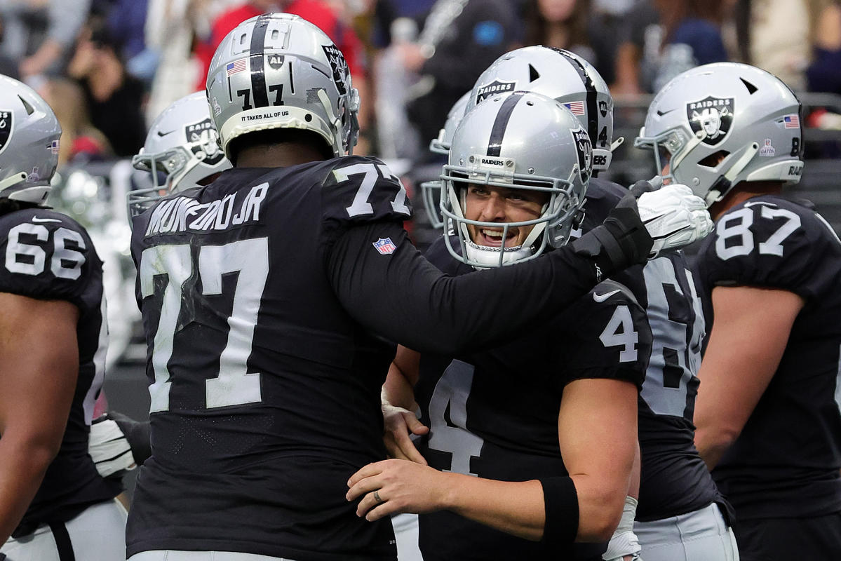 PFF believes Raiders could trade QB Derek Carr during 2023