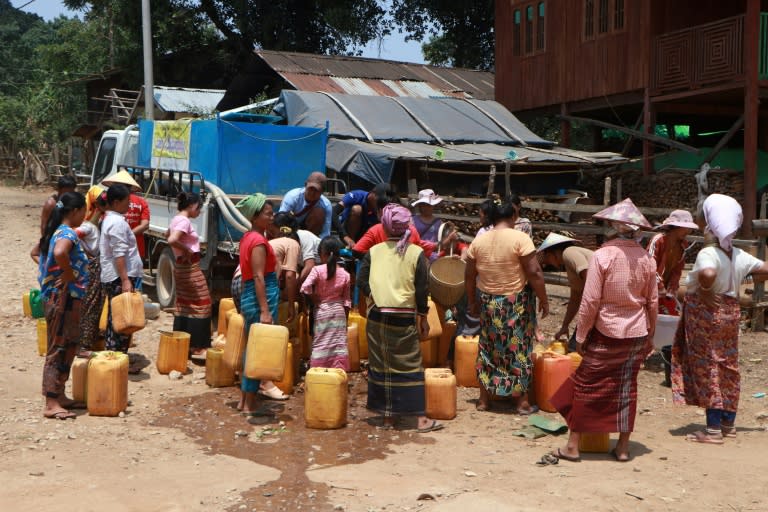 Distribution d'eau potable dans un camp de personnes déplacées à Demoso, dans l'État de Kayah, le 29 avril 2024 dans l'est de la Birmanie (STR)