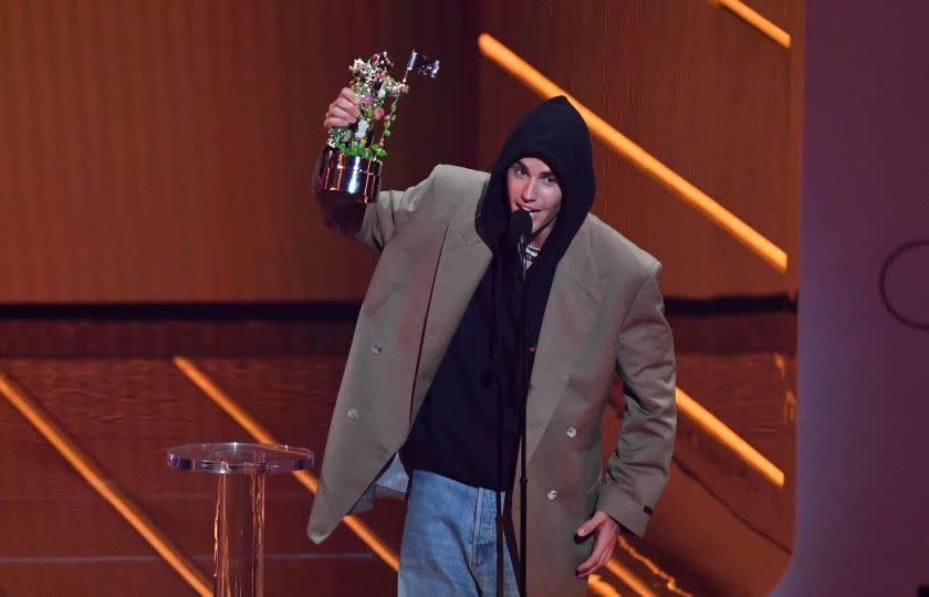 TOPSHOT - Canadian singer Justin Bieber acepts the Artist of the Year award during the 2021 MTV Video Music Awards at Barclays Center in Brooklyn, New York, September 12, 2021. (Photo by ANGELA WEISS / AFP) (Photo by ANGELA WEISS/AFP via Getty Images)