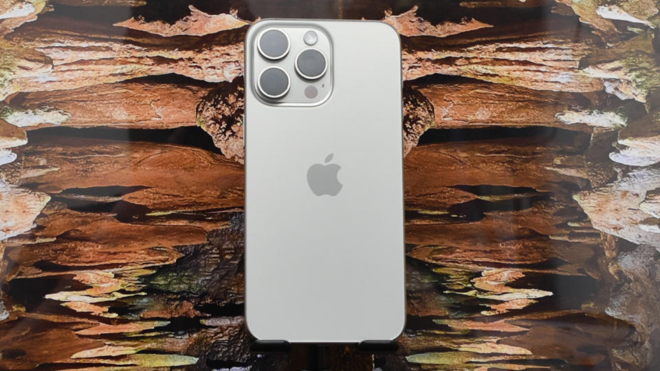 Apple iPhone 15 Pro Max frente a una foto de estalactita