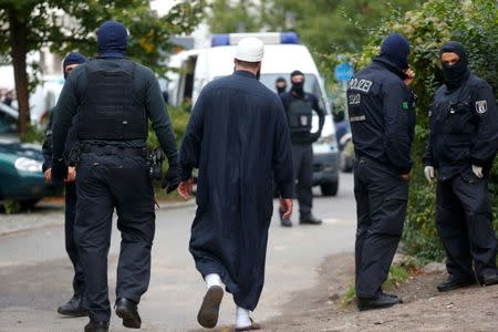German special police members walk near a mosque association property in Berlin, Germany September 22, 2015. REUTERS/Hannibal Hanschke