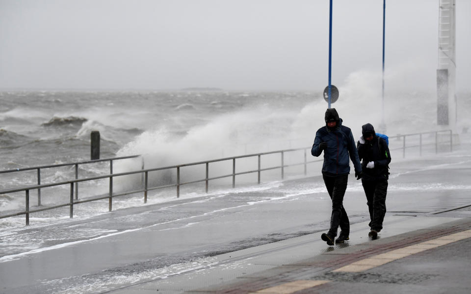 Ein Pärchen kämpft sich am Hafen von Dagebüll (Schleswig-Holstein) durch den Sturm. (Bild: Reuters/Fabian Bimmer)