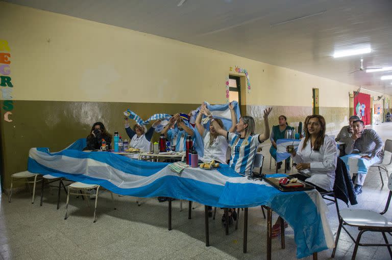 Banderas en una escuela de Santiago de Estero