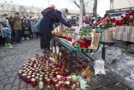 <p>People lay flowers and candles for the victims of a fire in a multistory shopping center in the Siberian city of Kemerovo, about 3,000 kilometers (1,900 miles) east of Moscow, March 26, 2018. (Photo: Sergei Gavrilenko/AP) </p>