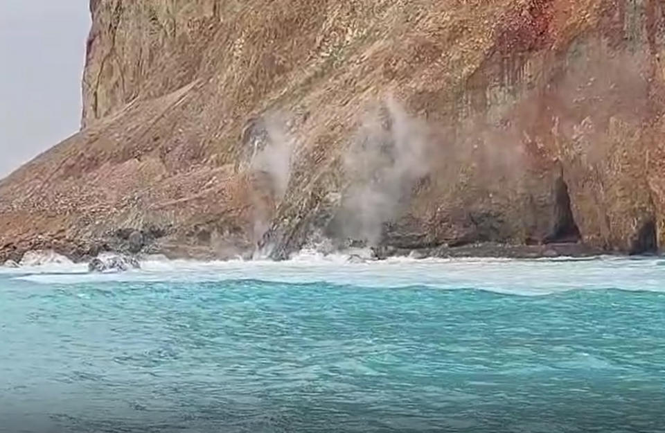 龜山島龜首海域近日疑因海底火山能量增加，再度噴出白色磺煙，重現「龜島磺煙」奇景。（宏棋號賞鯨船解說員簡逢均提供）
