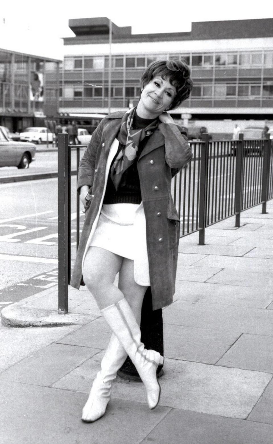 Fotografía de archivo del 26 de marzo de 1969 donde aparece la actriz de origen puertorriqueño Chita Rivera mientras posa en el aeropuerto de Heathrow en Londres, Reino Unido.