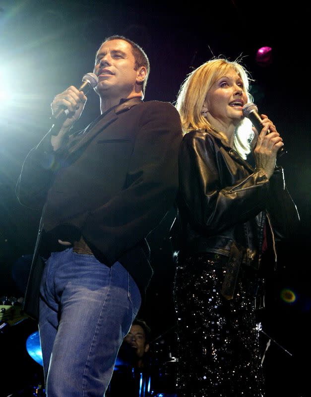 FOTO DE ARCHIVO-El actor John Travolta y la cantante australiana Olivia Newton-John interpretan una canción de la película musical "Grease" en Hollywood