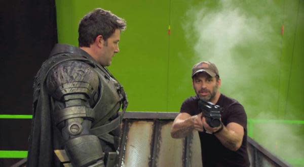 Zack Snyder dirigiendo a Ben Affleck en Batman v Superman (Imagen: Pinterest)