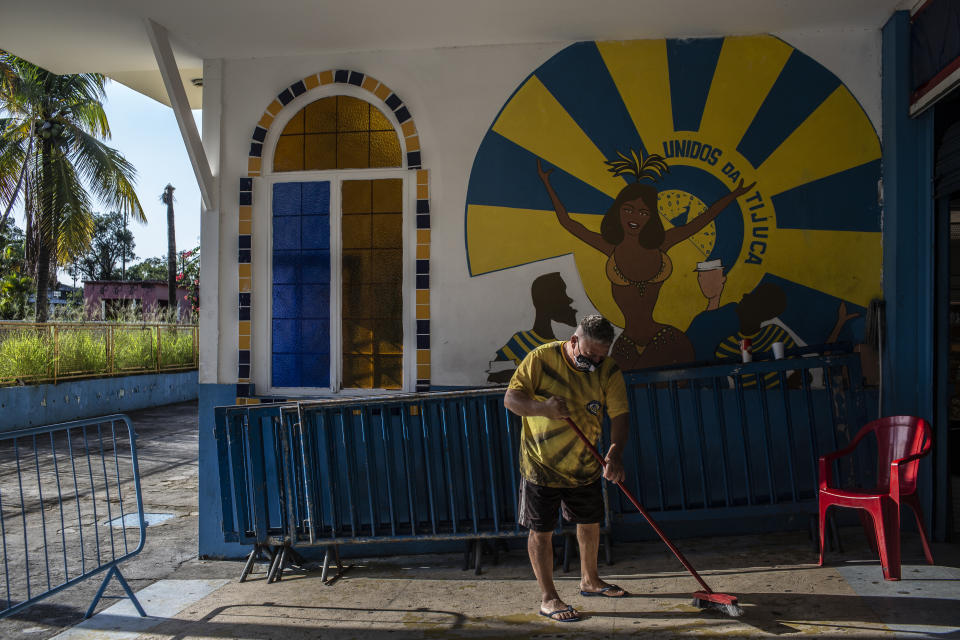 Un conserje limpia el edificio de un grupo de samba que debía aparecer en el carnaval cancelado de este año en Río de Janeiro, el 25 de septiembre de 2020. (Dado Galdieri/The New York Times)