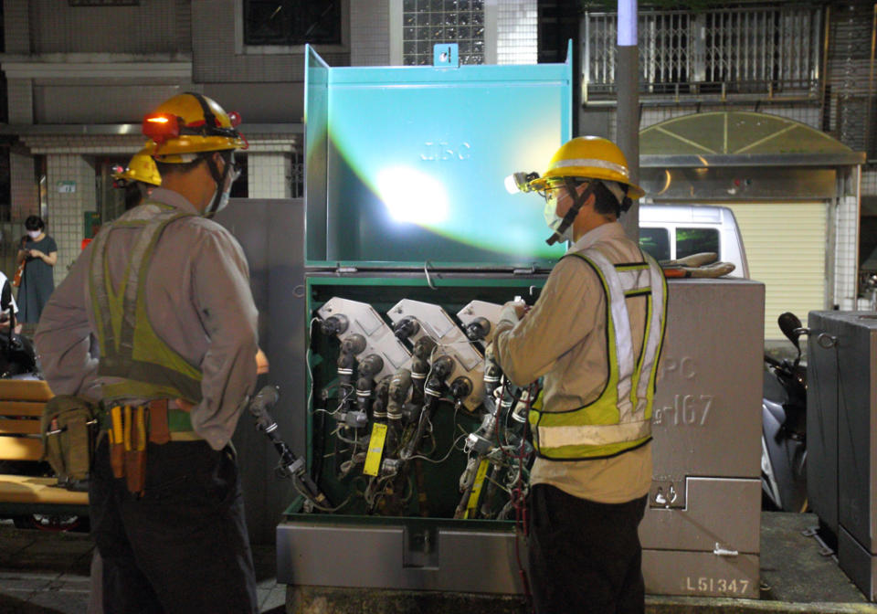 林口晚間傳出停電事故，造成652戶無電可用。圖為台電人員。（示意圖／張鎧乙攝）