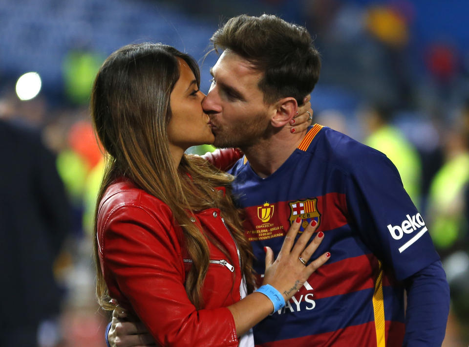 En esta foto de archivo del domingo 22 de mayo de 2016, Lionel Messi besa a su pareja, Antonela Roccuzzo, mientras celebran después de ganar la final de la Copa del Rey entre el FC Barcelona y el Sevilla FC en el estadio Vicente Calderón en Madrid. (Foto AP/Francisco Seco)