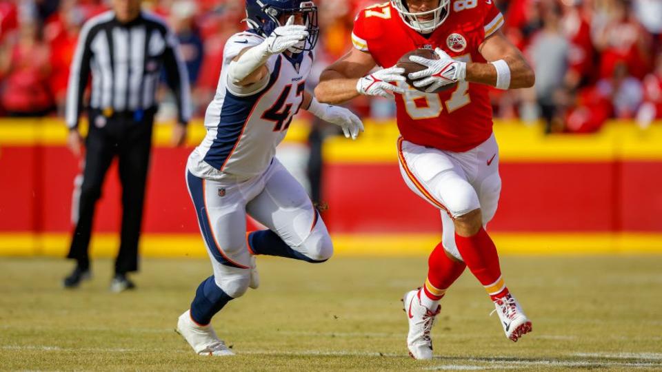 kansas city, mo january 01 travis kelce 87 of the kansas city chiefs catches a first quarter pass near josey jewell 47 of the denver broncos at arrowhead stadium on january 1, 2023 in kansas city, missouri photo by david eulittgetty images