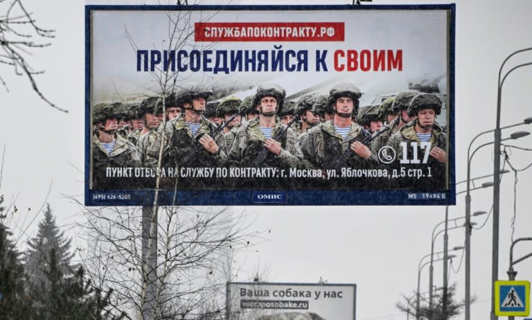 Une affiche promouvant le service militaire sous contrat, à Moscou, le 25 février 2024 (Alexander NEMENOV)