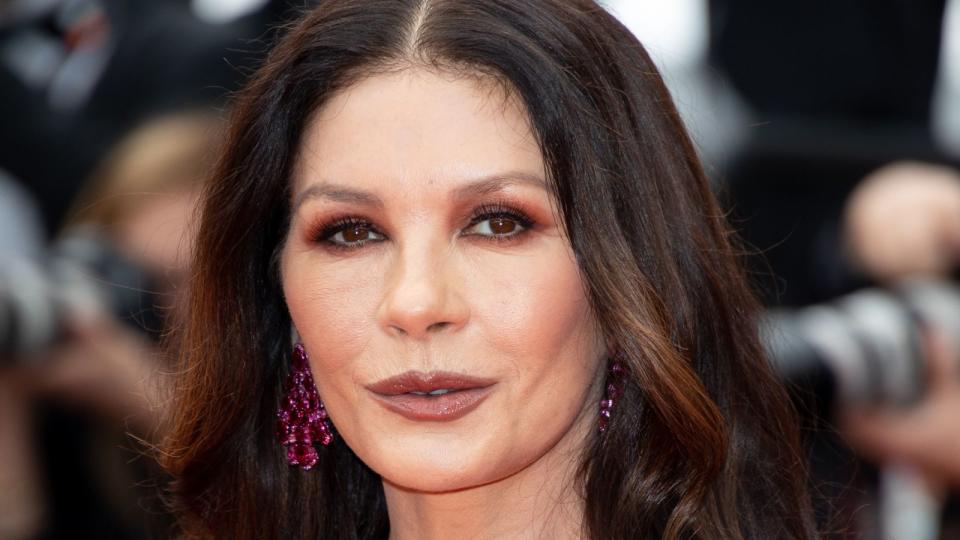 <p> We’re all for a bit of matchy-matchy, and Catherine Zeta-Jones has really committed to the theme with pinky-red tones across her dress, earrings, lipstick and eyeshadow. Her eye makeup gives her brown eyes the illusion of a slight reddish tinge, making them appear brighter. </p>