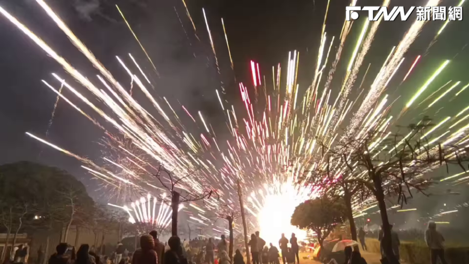 昨日為元宵節，各地陸續舉辦煙火活動慶祝節日，不料竟傳來意外事故。（圖／翻攝自臉書「爆料公社二社」）