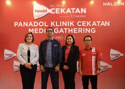 (From left to right) Dhanica Mae Tiu (General Manager of Haleon Indonesia), Setiaji (Chief of Digital Transformation Office of the Ministry of Health Republic of Indonesia), Yudith Arianda (Marketing Lead of Haleon Indonesia), and dr. Irwan Heriyanto, MARS (Chief of Medical of Halodoc) at the launch of Panadol Klinik Cekatan Stage 2 program and addition of the Panadol Pain Phone.