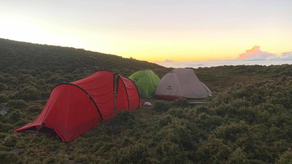 隊友不僅背走所有帳篷，還在嘉明湖邊非法紮營。（圖／翻攝自「登山借問站」臉書社團）