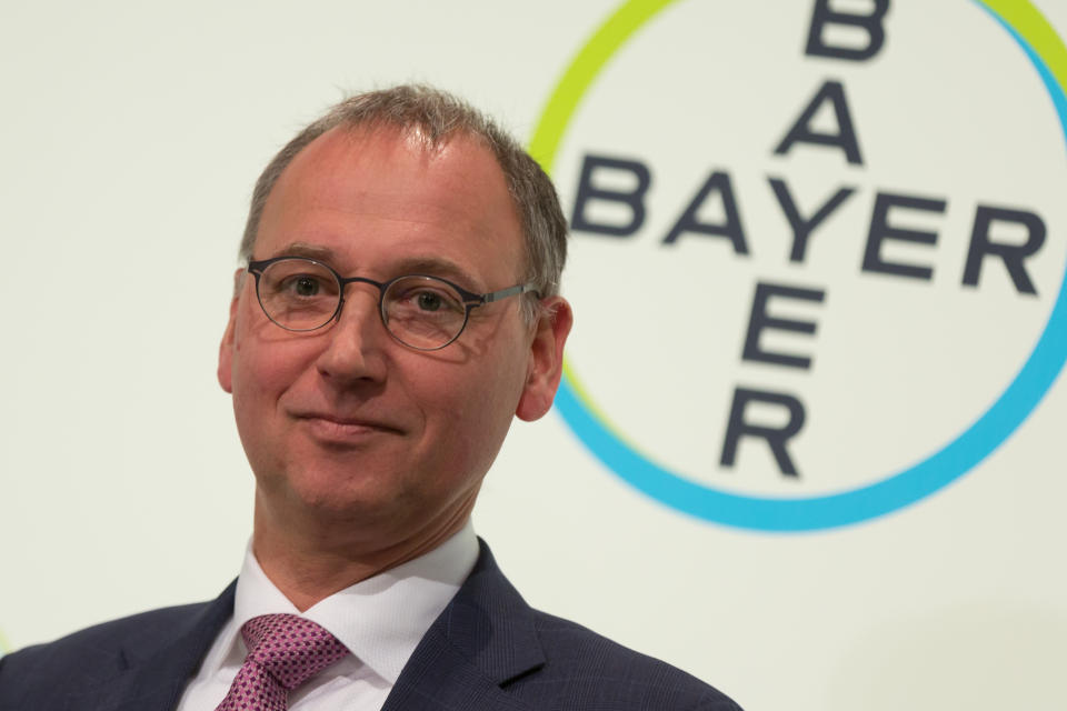 <p>Seit dem 1. Mai 2016 hat die Bayer AG mit Werner Baumann einen neuen CEO. Zuvor war er unter anderem Finanzvorstand im Unternehmen. 6,03 Millionen Euro dürfte er in der Position jedoch nicht verdient haben. </p>