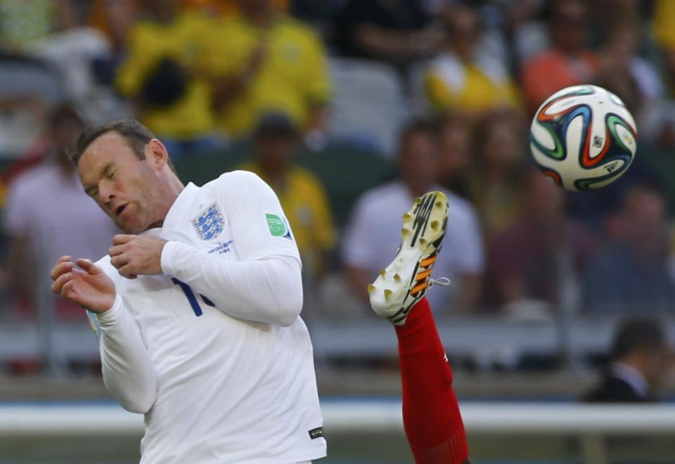 England's Wayne Rooney (L) fights for the ball with Costa Rica's Junior Diaz during their 2014 World Cup Group D soccer match at the Mineirao stadium in Belo Horizonte in this June 24, 2014 file photo. REUTERS/Damir Sagolj/Files (BRAZIL - Tags: SOCCER SPORT WORLD CUP TPX IMAGES OF THE DAY)