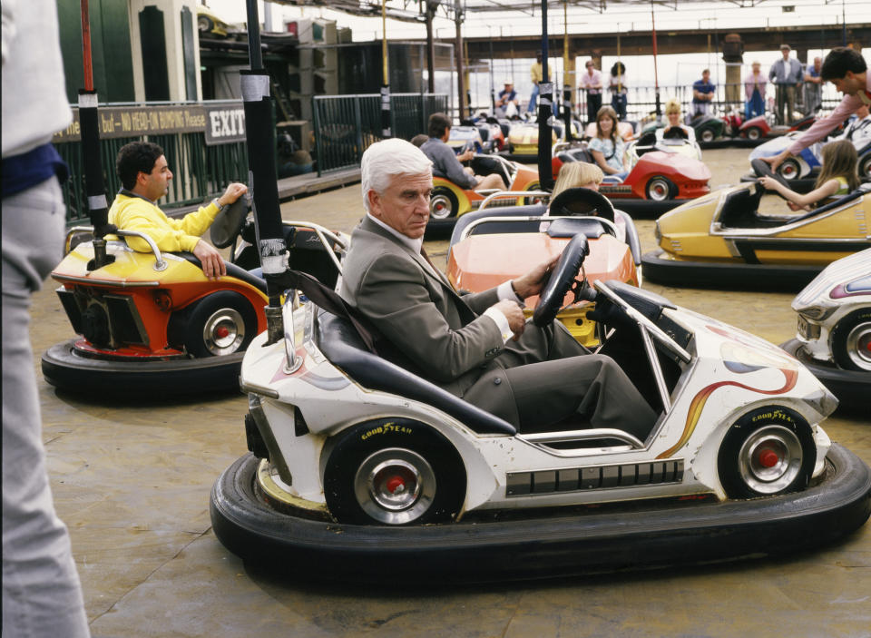 Leslie Nielsen hizo retumbar salas de cine con carcajadas por todo el mundo a través de '¿Y dónde está el policía?' (Foto de George Rose/Getty Images)