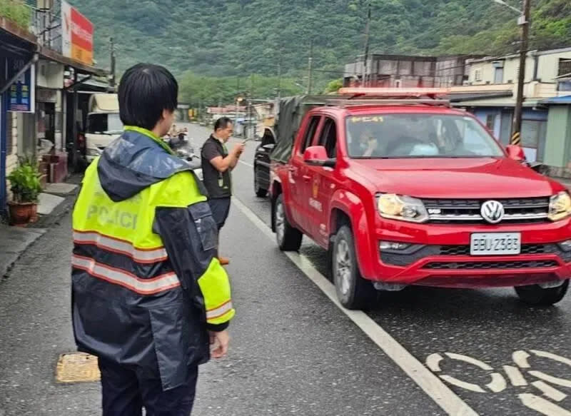 <strong>受到餘震不斷和天候不佳影響，秀林鄉2部落今日進行預防性撤村。（圖／新城警分局提供）</strong>