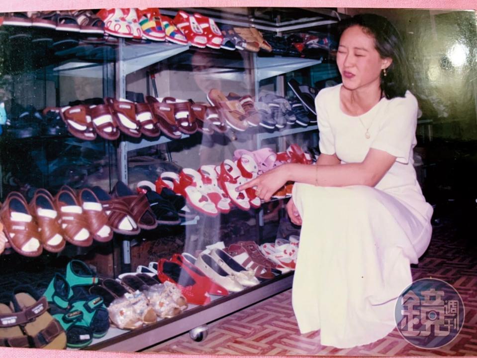 閃淑娟曾經學過裁縫，23歲時在緬甸開精品服飾店。（閃淑娟提供）