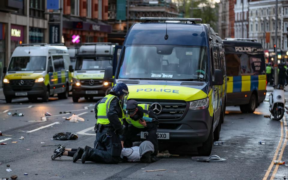 Metropolitan Police arrest a demonstrator outside the Israeli Embassy - Anadolu