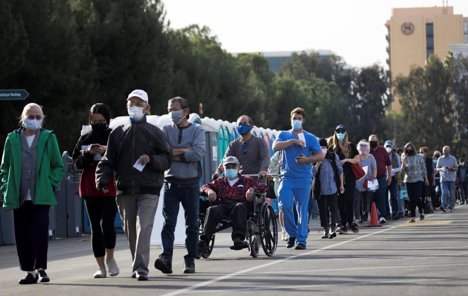 Image: People wait in line in a Disneyland parking lot to receive a dose of the Moderna COVID-19 at a mass vaccination site during the outbreak of the coronavirus disease (COVID-19), in Anaheim (Mario Anzuoni / Reuters)