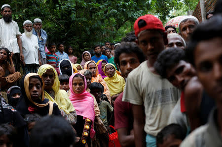 Rohingya refugees wait for food near Kutupalong refugee camp after crossing the Bangladesh-Myanmar border in Ukhia, Bangladesh, September 6, 2017. REUTERS/Danish Siddiqui