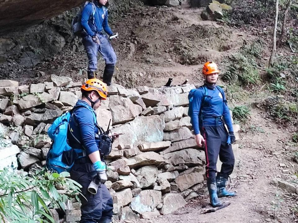 桃園陳姓男子23日前往三峽登山不幸墜谷身亡，愛犬在旁護主讓救難人員都動容。翻攝臉書