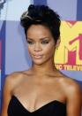 <p>Rihanna porte à merveille la coupe courte ondulée et le maquillage avant-gardiste, associant l’ombre à paupière dorée avec l’eyeliner bleu marine. (Photo : Getty Images)</p>