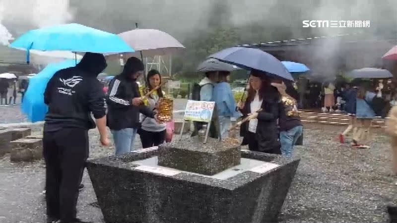 清水地熱吸引許多遊客入園。