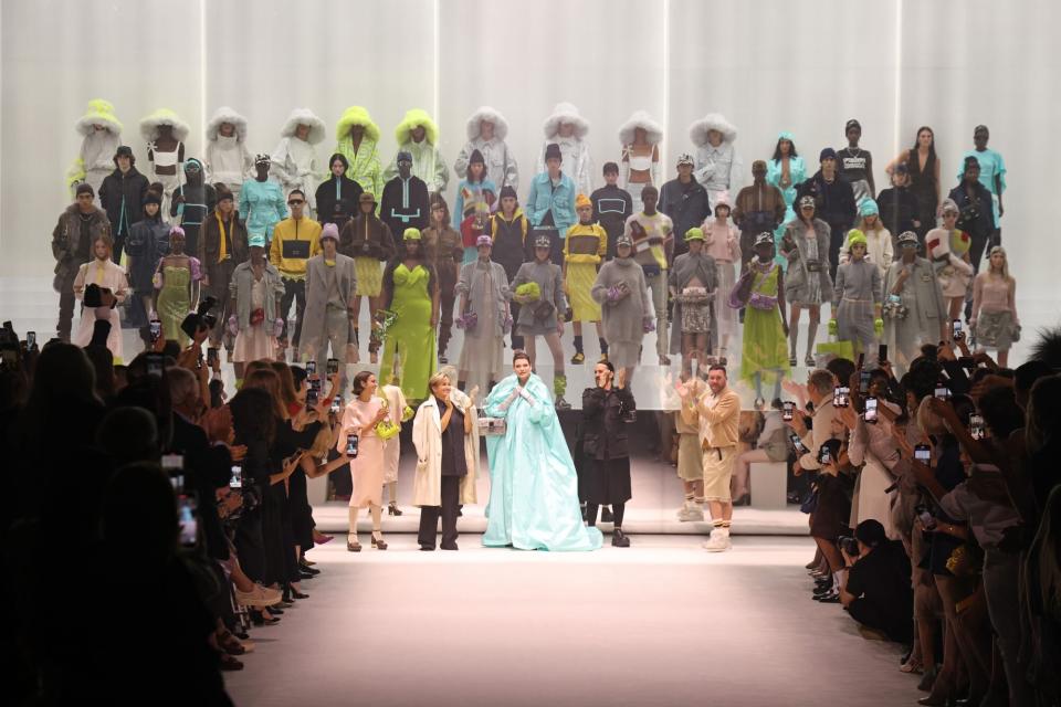 NEW YORK, NEW YORK - SEPTEMBER 09: Delfina Delettrez Fendi, Silvia Fendi, Linda Evangelista, Marc Jacobs, and Kim Jones walk the runway during the Fendi 25th Anniversary Celebration of the Baguette at New York Fashion Week at Hammerstein Ballroom on September 09, 2022 in New York City. (Photo by Taylor Hill/Getty Images)