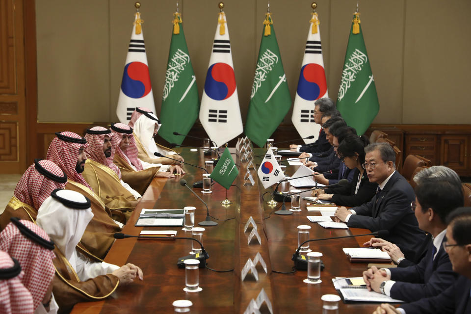 South Korean President Moon Jae-in, right, talks with Saudi Crown Prince Mohammed bin Salman, fifth left, during a meeting at the presidential Blue House, Wednesday, June 26, 2019, in Seoul, South Korea. Bin Salman is visiting South Korea for two days - the first time by an heir to the throne of Saudi Arabia since 1998. (Chung Sung-Jun/Pool Photo via AP)
