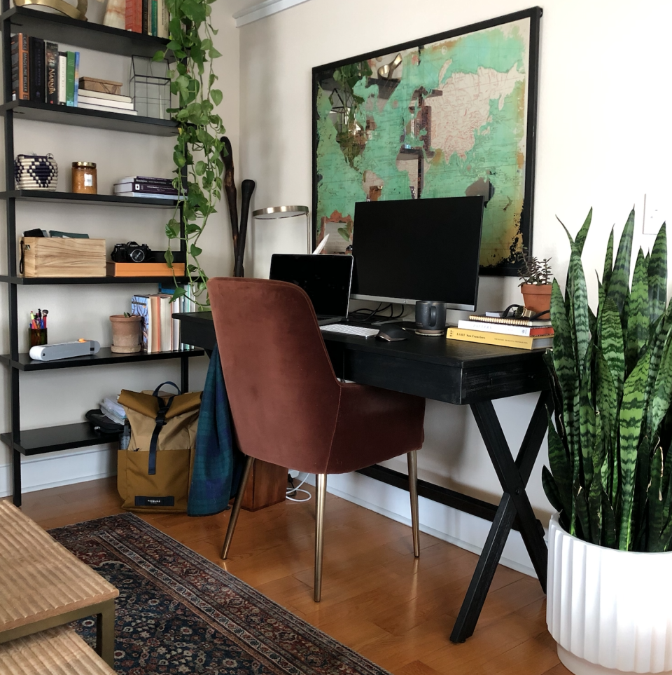 An inspiring backdrop and well-placed plants can spruce up a desk setup. (Photo: Havenly)